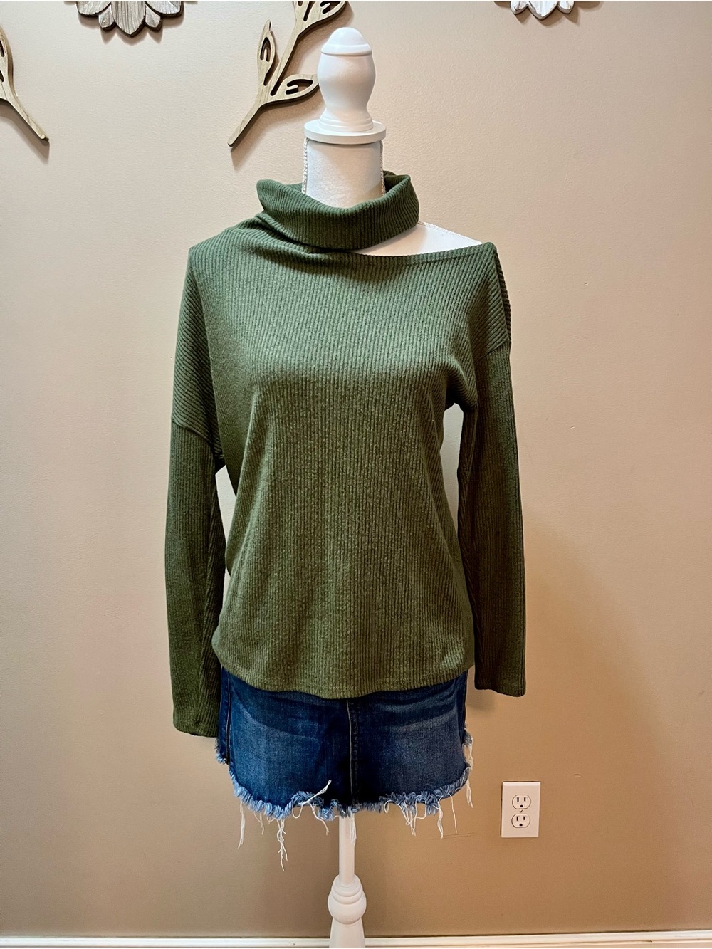 Gaze Single Cold Shoulder Green Turtleneck Sweater Size Small